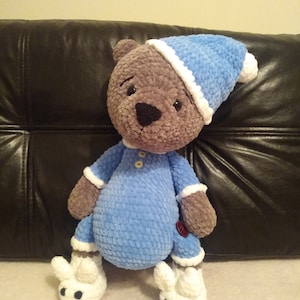 Beer draagt blauwe pyjama en slaapmuts Handgemaakte Amigurumi Plushie Gehaakt speelgoed - Slaapvriend - GRATIS en Express Shipping International