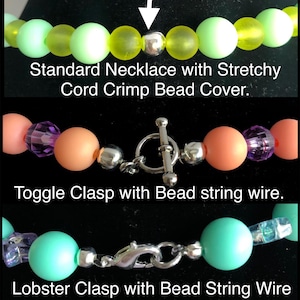 Puede incluir: Primer plano de tres estilos de collares: uno con cord&oacute;n el&aacute;stico y cubierta de cuentas de crimpado, otro con cierre de palanca y un tercero con cierre de mosquet&oacute;n. Las cuentas son de varios colores, incluyendo verde, melocot&oacute;n y morado.