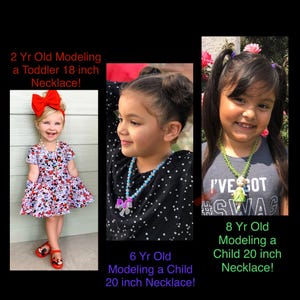 Puede incluir: Tres ni&ntilde;as modelando collares de diferentes longitudes. La m&aacute;s joven lleva un collar de 45.7 cm, mientras que las otras modelan collares de 50.8 cm. La imagen incluye texto que dice "2 Yr Old Modeling a Toddler 18 inch Necklace!" y "6 Yr Old Modeling a Child 20 inch Necklace!"