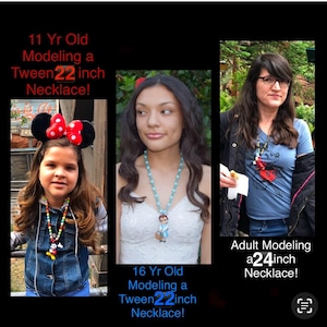 Puede incluir: Tres personas modelando collares de diferentes longitudes. Los collares tienen cuentas y colgantes coloridos. El texto de la imagen dice: "&iexcl;11 a&ntilde;os Modelando un Collar de 56 cm!", "&iexcl;16 a&ntilde;os Modelando un Collar de 56 cm!" y "&iexcl;Adulto Modelando un Collar de 61 cm!"