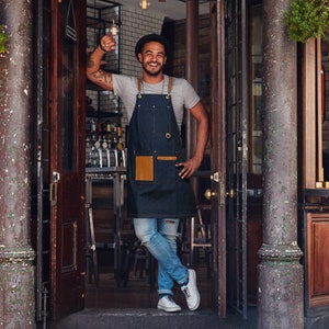 Delantal de mezclilla, delantal de mezclilla con correas de cuero, regalo para papá, regalo para él, regalo de cumpleaños, delantal de barman, delantal de barista, delantal de parrilla de barbacoa