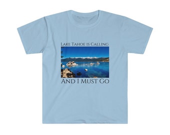 Lake Tahoe está llamando, y debo irme. Camiseta unisex de estilo suave