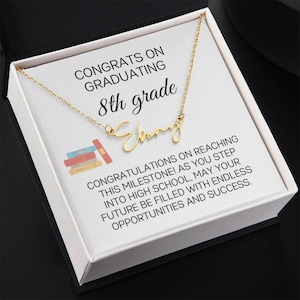 Collar personalizado con nombre y escritura de graduación de octavo grado, regalo de graduación de secundaria para niñas, preadolescentes y adolescentes.