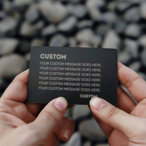 Carte portefeuille personnalisée en métal gravée 3,5 x 2,1 pouces pour lui, nom personnalisé, message personnalisé des parents, anniversaire, remise des diplômes de Noël