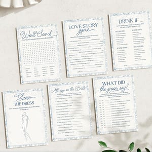 Op de afbeelding: Een verzameling vrijgezellenfeestspelkaarten met een blauwe bloemenrand. Spellen zijn onder meer "Word Search", "Love Story Game", "Drink If", "Guess the Dress", "All Eyes on the Bride" en "What Did the Groom Say?" De tekst onderaan luidt "Over 40 Bridal Shower Games! Fully Editable on Canva."