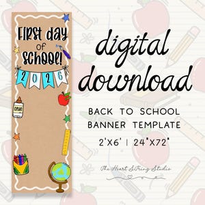 以下が含まれることがあります： クラフト紙の背景にFirst day of SCHOOL!と2026の文字が青いペナントに描かれた縦型バナーテンプレート。筆、糊、リンゴ、定規、クレヨン、地球儀のイラスト入り。テキストはdigital download 2'x6' | 24"x72"。