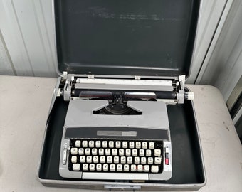 Vintage Montgomery Ward Signature 513 Manual Portable Typewriter Tested Works with Carrying Case, Vintage Manual Typewriter