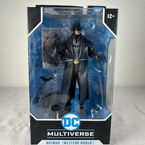 Puede incluir: Una figura de acción DC Multiverse Batman Western World en su empaque original. La figura viste un abrigo gris oscuro, un sombrero de vaquero y un emblema de murciélago en el pecho. La caja presenta el logo de DC y el texto Batman Western World.