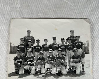 Foto vintage della squadra di baseball Little League Phillies anni '60, formato 10x8, fotografia vintage, ritratto vintage, foto ritratto VTG