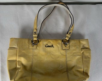 Sac fourre-tout East West en cuir verni gaufré Gallery jaune F17728, cadeau Coach, sac à main Coach, sac à main Coach, sac à bandoulière Coach