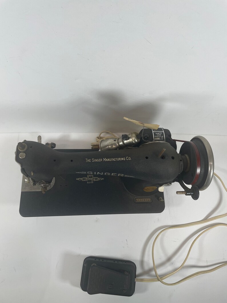 Vintage Singer Sewing Machine Model 99 1941 Tested Works, Antique
