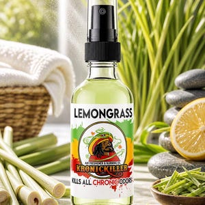 Könnte beinhalten: Eine durchsichtige Glassprühflasche gefüllt mit hellgelber Flüssigkeit, mit einem Etikett, auf dem LEMONGRASS, KRONICKILLER und KILLS ALL CHRONIC ODORS steht. Das Etikett zeigt eine Grafik einer Person mit einem rot-gelb-grünen Hut.