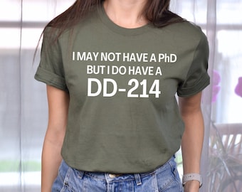 Puede que no tenga un doctorado, pero sí tengo una camiseta DD-214, camiseta divertida para veteranos militares, regalo para veteranos, camiseta de soldado con humor, camiseta para militares retirados