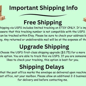 Puede incluir: Un fondo verde con texto blanco que explica las opciones de env&iacute;o para los pedidos de Etsy. El texto incluye informaci&oacute;n sobre el env&iacute;o gratuito, la actualizaci&oacute;n del env&iacute;o y los retrasos en el env&iacute;o. El texto tambi&eacute;n menciona que el env&iacute;o gratuito incluye un seguimiento limitado solo en Etsy y que el n&uacute;mero de seguimiento no es compatible con el sistema USPS. El texto tambi&eacute;n menciona que la actualizaci&oacute;n del env&iacute;o cuesta $ 3,75 e incluye el seguimiento a trav&eacute;s de USPS. El texto tambi&eacute;n menciona que la oficina de correos marca el sobre como entregado al llegar a la oficina de correos local, no al buz&oacute;n. El texto tambi&eacute;n menciona que se deben permitir 2-3 d&iacute;as h&aacute;biles adicionales para la entrega.