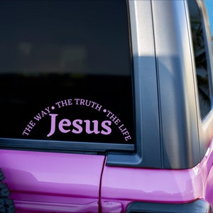 Puede incluir: Coche rosa con una ventana negra y una calcoman&iacute;a de vinilo rosa que dice "The Way, The Truth, The Life, Jesus".