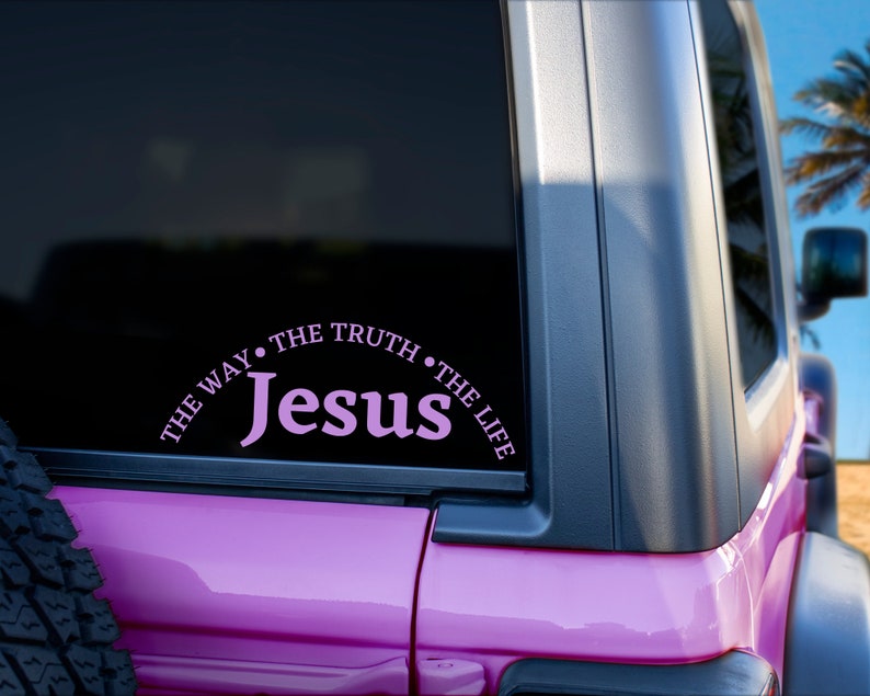 Puede incluir: Coche rosa con una ventana negra y una calcoman&iacute;a de vinilo rosa que dice "The Way, The Truth, The Life, Jesus".