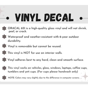 Puede incluir: Un fondo blanco con texto negro que describe las caracter&iacute;sticas de la calcoman&iacute;a de vinilo Oracal 651. El texto incluye informaci&oacute;n sobre la calidad, la durabilidad y la aplicaci&oacute;n del vinilo. El texto tambi&eacute;n indica que el vinilo no es para uso en paredes interiores.
