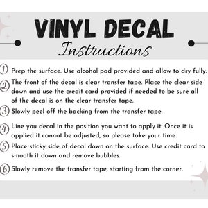 K&ouml;nnte beinhalten: Eine hellgraue Anleitung zum Anbringen von Vinyl-Aufklebern. Der Text lautet "VINYL DECAL Instructions". Die Anleitung enth&auml;lt Schritt-f&uuml;r-Schritt-Anweisungen, einschlie&szlig;lich Oberfl&auml;chenvorbereitung und Entfernung des Transferbands.