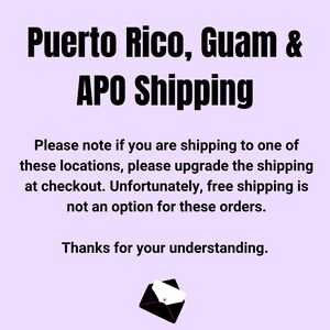 K&ouml;nnte beinhalten: Text auf helllila Hintergrund: "Puerto Rico, Guam & APO Shipping". Zus&auml;tzlicher Text erkl&auml;rt, dass f&uuml;r diese Orte Versand-Upgrades erforderlich sind. Unten eine kleine schwarze Umschlag mit wei&szlig;em Herz.
