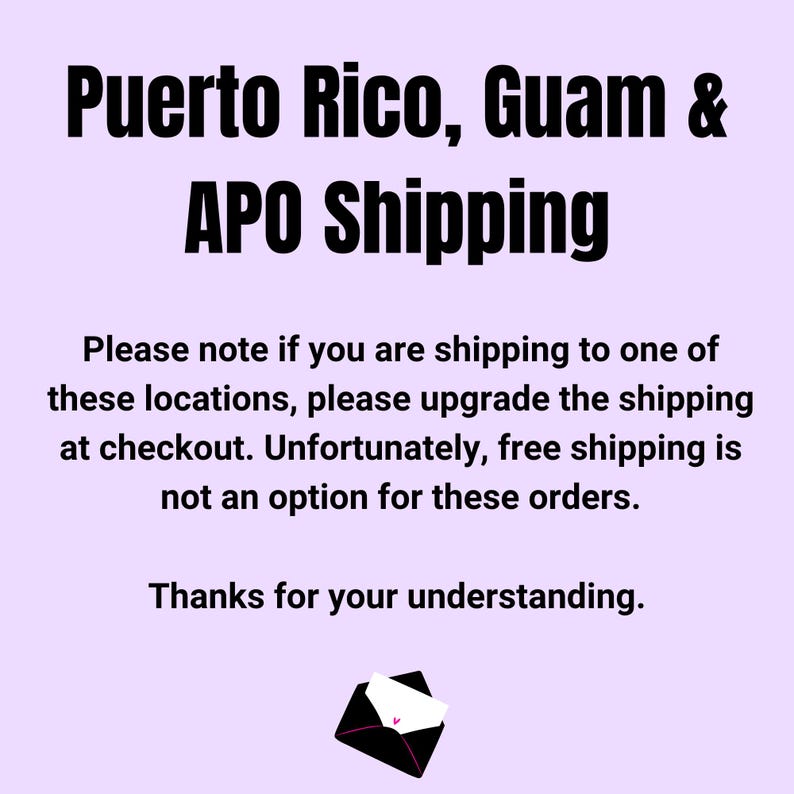 K&ouml;nnte beinhalten: Text auf helllila Hintergrund: "Puerto Rico, Guam & APO Shipping". Zus&auml;tzlicher Text erkl&auml;rt, dass f&uuml;r diese Orte Versand-Upgrades erforderlich sind. Unten eine kleine schwarze Umschlag mit wei&szlig;em Herz.