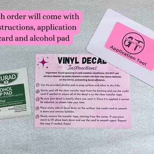 Puede incluir: Instrucciones para aplicar una calcoman&iacute;a de vinilo. Las instrucciones incluyen el uso de una almohadilla de preparaci&oacute;n con alcohol, una tarjeta de cr&eacute;dito y una cinta de transferencia transparente. Las instrucciones tambi&eacute;n mencionan que se debe evitar el limpiador de ventanas.