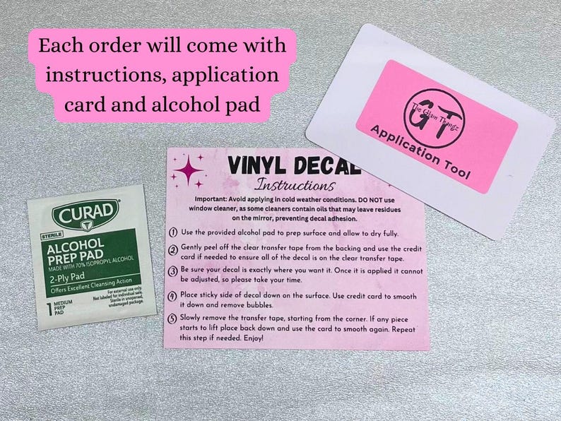 Puede incluir: Instrucciones para aplicar una calcoman&iacute;a de vinilo. Las instrucciones incluyen el uso de una almohadilla de preparaci&oacute;n con alcohol, una tarjeta de cr&eacute;dito y una cinta de transferencia transparente. Las instrucciones tambi&eacute;n mencionan que se debe evitar el limpiador de ventanas.