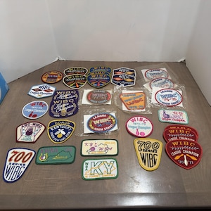 Könnte beinhalten: Eine Sammlung bestickter Stoffaufnäher mit verschiedenen Bowling-Liga-Motiven, darunter WIBC- und ABC-Logos, Jahreszahlen und Texte wie League Champion, High Series und Kentucky. Die Aufnäher haben unterschiedliche Formen, Farben und Größen.