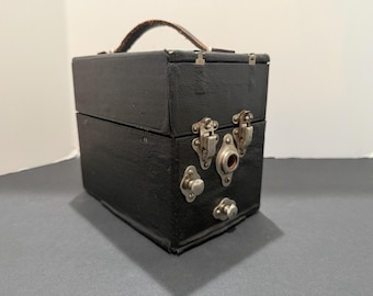 Fonógrafo portátil Peter Pan antiguo de los años 20, con manivela, en funcionamiento.