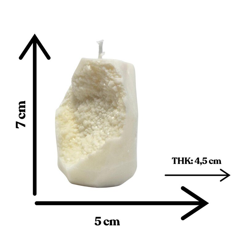 Op de afbeelding: Witte kaars met een ruw, getextureerd oppervlak. De kaars is 7 cm hoog en 5 cm breed. THK: 4,5 cm
