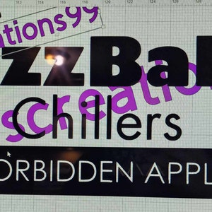 Puede incluir: Diseño gráfico en blanco y negro con el texto "Buzz Ball" y "amy's creations" en texto morado. Debajo del gráfico hay un rectángulo negro con el texto "FORBIDDEN APPLE" en blanco.