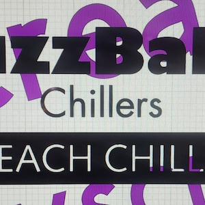 Może przedstawiać: Czarno-biały tekst na fioletowym tle, który brzmi "BuzzBall Chillers" i "PEACH CHILLER".