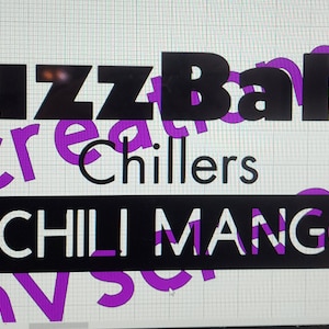 Może przedstawiać: Czarno-biały tekst na czarnym tle, który brzmi "BuzzBall Chillers CHILI MANGO". Tekst znajduje się na białym tle siatki z fioletowym tekstem, który brzmi "BuzzBall Chillers" i "Creation".