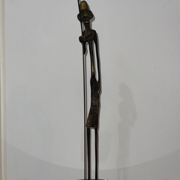 Un'alta scultura o statuetta africana in bronzo vintage - 3 ° quarto 20 ° c.