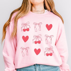 Zacht kersensweater | Oversized esthetische top | Krabbelafbeelding en strikontwerp | Mode-outfit voor vrijetijdskleding | Gezellige winterkleding afbeelding 1