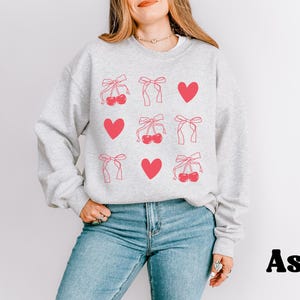 Zacht kersensweater | Oversized esthetische top | Krabbelafbeelding en strikontwerp | Mode-outfit voor vrijetijdskleding | Gezellige winterkleding afbeelding 2