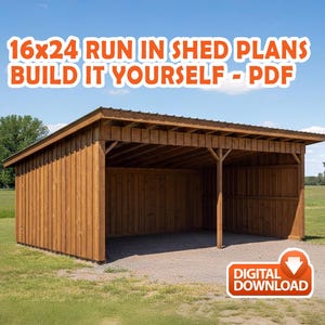 以下が含まれることがあります： 16x24のDIY用小屋建築プランのデジタルダウンロード。画像は、片流れ屋根、垂直の木製サイディング、支柱を備えた木製のオープンフロント小屋で、青い空の下の草地に設置されている様子を示しています。