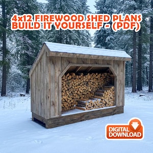 Puede incluir: Un cobertizo de leña de madera lleno de troncos cortados, sobre un fondo de bosque nevado. El cobertizo tiene un techo inclinado y está etiquetado con el texto "4x12 FIREWOOD SHED PLANS BUILD IT YOURSELF - (PDF)" y un icono de "DESCARGA DIGITAL".