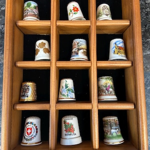 Vintage Tannery Lane Co. Wooden Thimble Display Case With 12 Thimbles