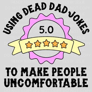 K&ouml;nnte beinhalten: Ein rosa-gelbes 5-Sterne-Bewertungsabzeichen mit dem Text "Using Dead Dad Jokes to Make People Uncomfortable".