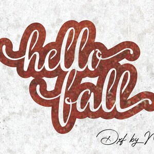以下が含まれることがあります： 筆記体フォントで「hello fall」と書かれた装飾的なサイン。赤茶色の文字が、薄いグレーの斑点模様の背景に配置されています。テキストはテクスチャ加工が施されています。「Dxf by Medi」のサイン入り。