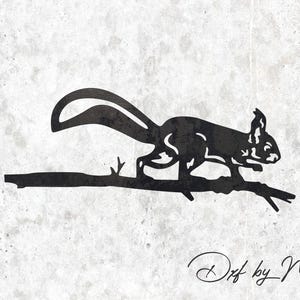 Puede incluir: Silueta negra de metal de una ardilla corriendo por una rama. La ardilla está mirando hacia la derecha y tiene una cola tupida. La rama es curva y tiene algunas hojas pequeñas.