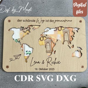Pode incluir: Um mapa-múndi de madeira com continentes recortados, preenchido com moeda. O texto "der schönste Weg ist der gemeinsame" está acima do mapa. Abaixo estão os nomes "Lena & Richie" e a data "18. Oktober 2025". As palavras "Digital files" e "CDR SVG DXG" também estão presentes.