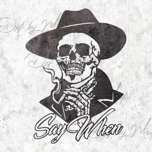 Puede incluir: Ilustración en blanco y negro de una calavera con sombrero y fumando un cigarrillo. La calavera tiene bigote y lleva un abrigo. Las palabras "Say When" están escritas en cursiva debajo.