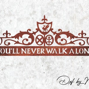 Puede incluir: Un letrero de metal oxidado con un diseño ornamentado que presenta un escudo con un pájaro y las palabras "You'll Never Walk Alone".