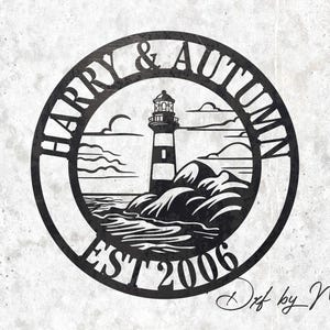 Peut inclure: Une plaque en métal noir avec le texte "Harry & Autumn Est 2006" et une silhouette de phare avec des vagues et des nuages.