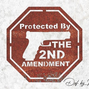 Puede incluir: Un letrero octogonal oxidado con el texto "Protected By The 2nd Amendment" y una silueta de pistola blanca. El letrero está sobre un fondo texturizado blanquecino.