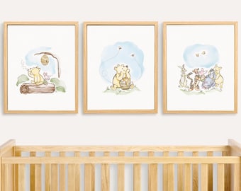 Può includere: Set di tre stampe ad acquerello incorniciate con Winnie the Pooh e i suoi amici. La prima stampa mostra Pooh su un tronco con un alveare. La seconda mostra Pooh con un barattolo di miele. La terza stampa mostra Pooh con Tigro, Pimpi ed Eeyore.