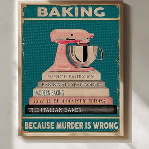 Könnte beinhalten: Gerahmtes Poster mit türkisblauem Hintergrund und dem Wort "BAKING" oben. Ein rosa Küchenmixer steht auf einem Stapel Kochbücher mit Titeln wie "French Pastry 101" und "The Italian Baker". Der Satz "BECAUSE MURDER IS WRONG" steht unten.