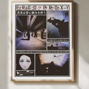 Könnte beinhalten: Ein gerahmtes Poster mit Comic-Layout. Das Kunstwerk zeigt eine dunkle Farbpalette mit japanischem Text und englischen Sätzen. Die Bilder zeigen Figuren in einem Tunnel und eine Nahaufnahme eines Gesichts. Das Poster hat einen Holzrahmen.