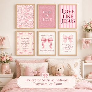 Può includere: Sei stampe artistiche rosa incorniciate con citazioni ispiratrici e illustrazioni di fiocchi. Le stampe sono esposte sopra un letto con lenzuola rosa e cuscini decorativi. Il testo "Perfect for Nursery, Bedroom, Playroom, or Dorm" è in basso.